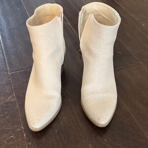 Universal Thread Textured Cream Ankle Booties